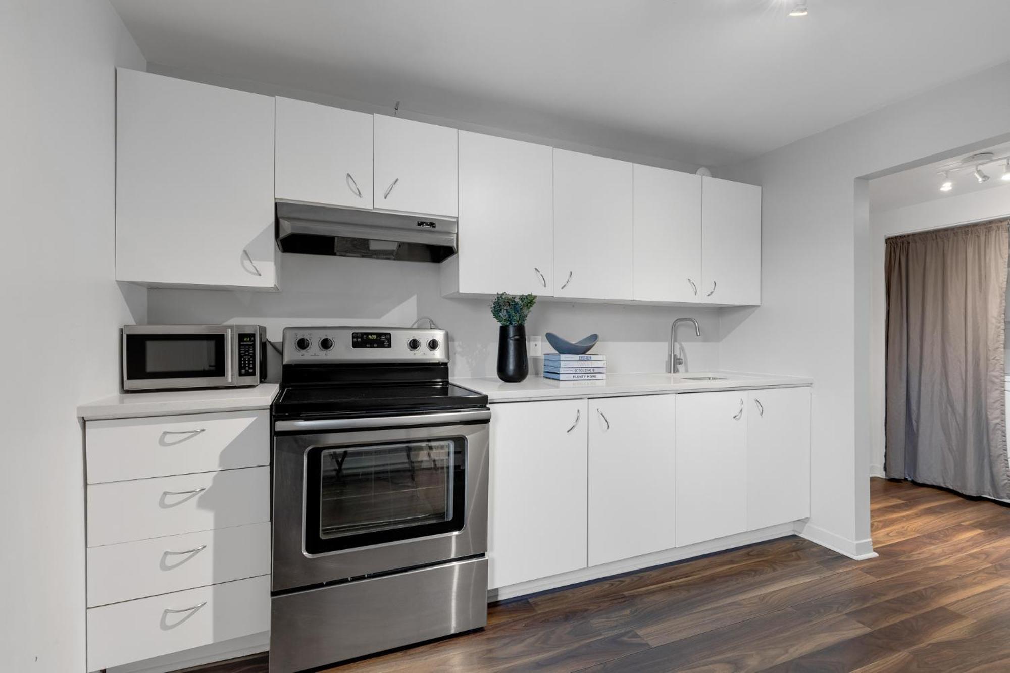 Liv Mtl Soho Aparthotel Montreal Bagian luar foto